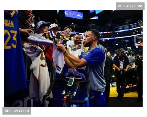 库里附加赛遭淘汰后走入更衣室，获主场球迷起立鼓掌